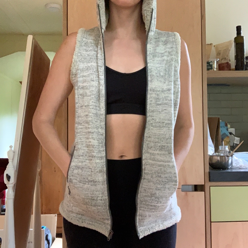 Grey fuzzy kühl vest